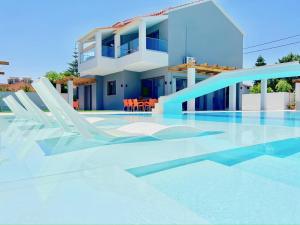 斯达林Villa Cielo的房屋前带滑梯的游泳池