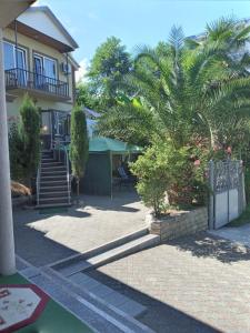 马钦加里尼诺宾馆的房屋前方有楼梯和棕榈树