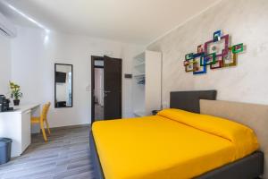 圣多米尼卡Residenza Saint Tropez的卧室里设有一张黄色的床
