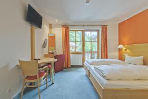 埃塔尔埃塔尔埃皮酒店的配有一张床和一张书桌的酒店客房