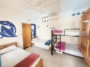 塔甘加Divanga Hostel的一间设有三张双层床的客房