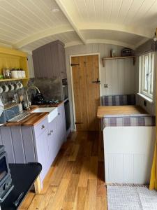 The Old Post Office - Luxurious Shepherds Hut 'Far From the Madding Crowd' based in rural Dorset.的厨房或小厨房