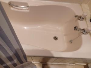 谢普顿马利特康斯坦丁庭院民宿的带淋浴的浴室内的白色水槽