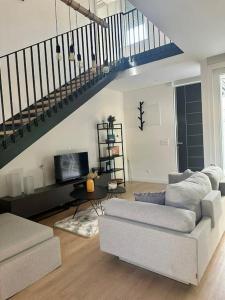 普纳特Villa Ida的带沙发和楼梯的客厅