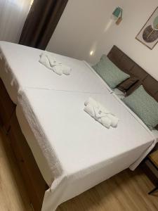 瓦列沃Apartman Antonovic的床上有两条白色毛巾