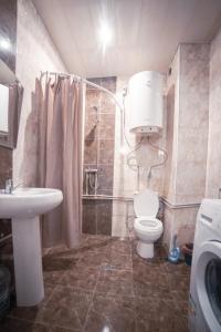 乌雷基Apartment Zhemchuzhina Ureki 2的浴室配有卫生间、盥洗盆和淋浴。