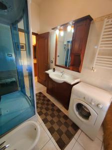 伊格莱西亚斯Casa Elce的一间带洗衣机和水槽的浴室
