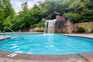 加特林堡Stay and Play at The Ryland: Private Game Room & Community Pool Retreat的一个带瀑布的游泳池
