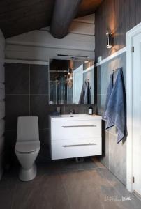 耶卢Luxury log cabing, cross-country ski-in out, familiy getaway in great location的浴室配有白色水槽和卫生间。