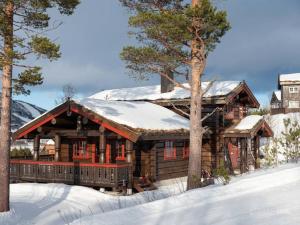 耶卢Luxury log cabing, cross-country ski-in out, familiy getaway in great location的小木屋顶部有雪