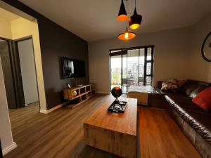 开普敦Mo's Explorer Cape Town Vacation Apartment的带沙发和咖啡桌的客厅