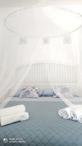 伊斯皮卡IL GUFO DELLA MARZA的白色的客房配有一张床和吊床