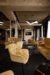 扎科帕内Aparthotel Prestige的一个带沙发和椅子的沙龙