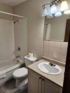 萨里Grantview Inn的浴室配有白色卫生间和盥洗盆。