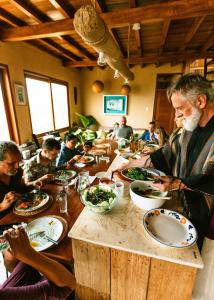 洛斯拉甘斯AguaMar Vichayito的一群坐在餐桌上吃食物的人