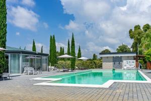拉蒂纳Casale Delle Ronde B&B的一个带庭院和房子的游泳池