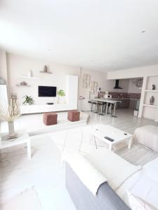 塞特港Appartement Sète proche centre ville的白色的客厅配有沙发和桌子
