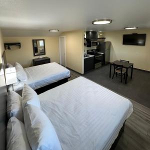 梅德福Relax Inn of Medford的酒店客房带两张床和厨房