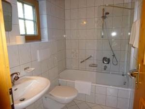图克斯Landhaus Löberbauer的带浴缸、卫生间和盥洗盆的浴室