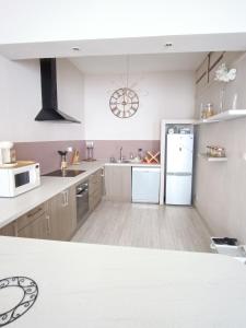 塞特港Appartement Sète proche centre ville的厨房配有白色冰箱和水槽