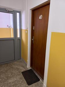 比得哥什Apartament 7 Piętro的门,上面有号码在房间