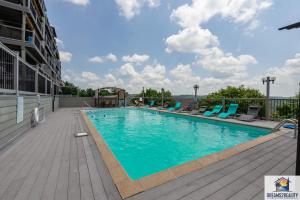 布兰森Lake View! Walk-In 3 BR Condo - Outdoor Pool - FREE TICKETS INCLUDED - TRH6-6的建筑物屋顶上的游泳池