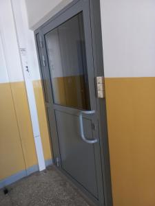 比得哥什Apartament 7 Piętro的黄色墙壁的房间的灰色门