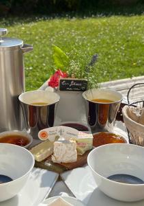 滨海图维列Les Nord’mandines的餐桌,放着一碗食物和咖啡