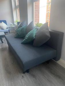 都柏林Cosy and central Abbey Street Apt的客房内的蓝色沙发上配有枕头