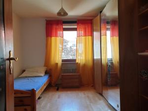 慕尼黑Oktoberfest的小房间设有床和2个窗户