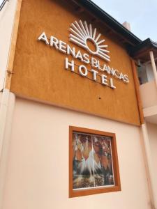 费德拉西翁Hotel Arenas Blancas的水仙花酒店一侧的标志