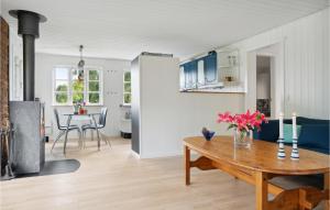 霍尔拜克2 Bedroom Amazing Home In Holbk的厨房以及带木桌的起居室。