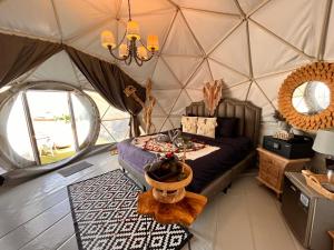 拉威海滩Phuket Signature Glamping的圆顶帐篷内带一张床的房间