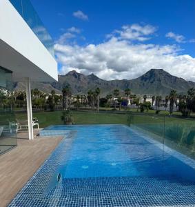 阿德耶Luxury Villa Rebeka - Heated Pool and Jacuzzi的山景游泳池