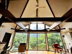 箱根HAYATO HAKONE GUEST HOUSE - Vacation STAY 14750的客房设有吊扇和大窗户。