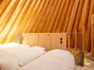 菰野町Nordisk Hygge Circles Ugakei - Vacation STAY 75200v的配有木天花板的客房内的两张床