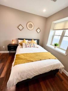 费城501 Cozy and Comfy 1BR apartment in center city的一间卧室设有一张大床和一个窗户。