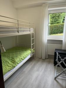 GrasellenbachFamilienglück im Odenwald的一间卧室设有两张双层床和一扇窗户。