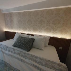 伊斯坦布尔Denis suit apart的一间卧室配有一张带床头板和枕头的床