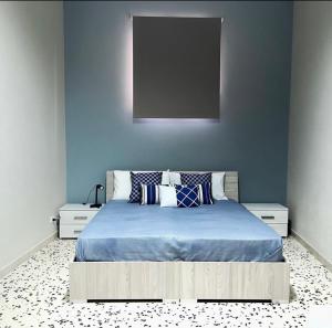 卡斯特尔韦特拉诺Sisters appartamenti的蓝色卧室配有带蓝色床单和枕头的床