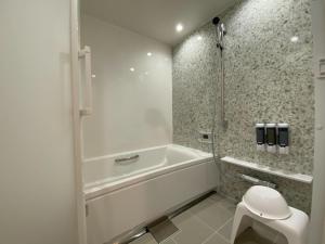 荒尾THE LAND HOTEL - Vacation STAY 87836v的白色的浴室设有浴缸和卫生间。