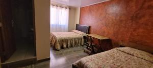TorotoroTorotoro Hostal El Olvido的酒店客房设有三张床和窗户。