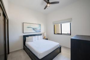 佩尼亚斯科港Laguna Shores Resort的一间卧室配有一张床和吊扇