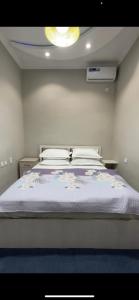 塔什干LOONA FAMILY HOSTEL的一间卧室配有一张带蓝色毯子的大床