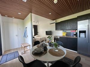 TyrnäväPeltoVilla的厨房以及带桌椅的起居室。