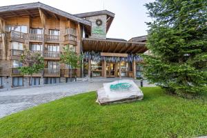 拉兹洛格Pirin Golf&Spa Apartment 17的前面草上有床垫的建筑