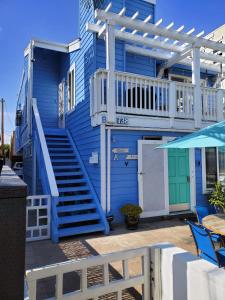 圣地亚哥Luna Azul, cozy condo only steps to Mission Beach! Free Internet的蓝色房屋 - 带楼梯和阳台