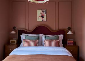 KentMargate House的一间卧室配有一张大床和两个枕头
