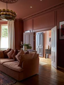 KentMargate House的带沙发和窗户的客厅