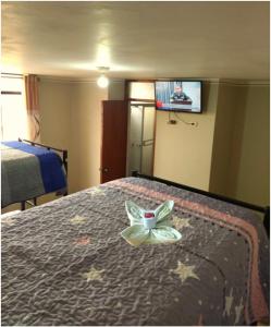 卡哈马卡Hotel San Francisco的酒店客房,配有一张花卉床